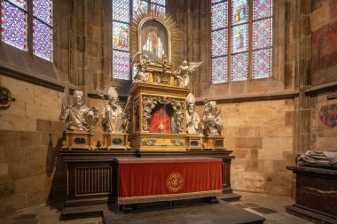 Prag, Çek Cumhuriyeti - 30 Sep 2019: Prag Şatosu 'ndaki St. Vitus Katedrali İçişleri Kilisesi - Prag, Çek Cumhuriyeti