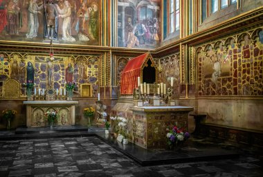 Prag, Çek Cumhuriyeti - 30 Eylül 2019: Prag Şatosu 'ndaki St. Vitus Katedrali İçişleri Kilisesi - Prag, Çek Cumhuriyeti