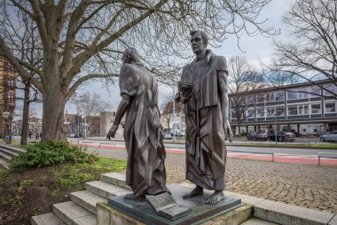 Hannover, Almanya - 12 Ocak 2020: Wilhelm Weber ve Heinrich Ewald heykelleriyle Gottingen Yedi Anıtı