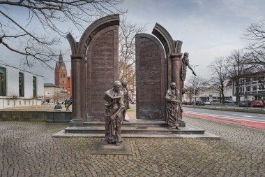 Hannover, Almanya - 12 Ocak 2020: Portal ve Georg Gottfried Gervinus heykelleriyle Gottingen Yedi Anıtı