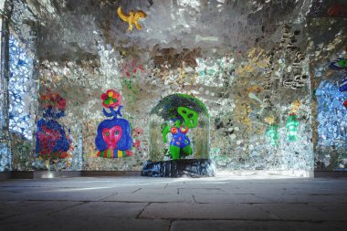 Hannover, Almanya - 16 Ocak 2020: The Grotto by Niki de Saint Phalle Interior at Herrenhausen Gardens - Hanover, Lower Saxony, Almanya