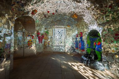 Hannover, Almanya - 16 Ocak 2020: The Grotto by Niki de Saint Phalle Interior at Herrenhausen Gardens - Hanover, Lower Saxony, Almanya