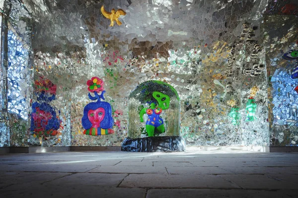 Hannover, Almanya - 16 Ocak 2020: The Grotto by Niki de Saint Phalle Interior at Herrenhausen Gardens - Hanover, Lower Saxony, Almanya