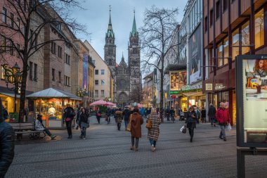 Nuremberg, Almanya - 09 Aralık 2019: St. Lorenz Kilisesi (Lorenzkirche) - Nuremberg, Bavyera, Almanya