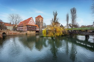 Wasserturm (Su Kulesi), Weinstadel (eski şarap deposu), Henkerbrucke ve Henkersteg köprüsü Pegnitz Nehri - Nuremberg, Bavyera, Almanya