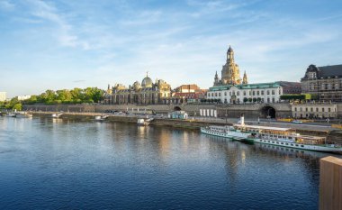 Elbe Nehri ufuk çizgisi Bruhls Terrace, Güzel Sanatlar Akademisi ve Frauenkirche Kilisesi - Dresden, Saksonya, Almanya