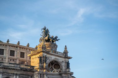 Quadriga heykeli, Theaterplatz 'daki Semperoper Opera Binası' nın tepesinde - Dresden, Soxony, Almanya