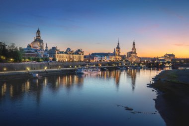 Dresden Ufuk çizgisi Elbe Nehri ile gün batımında - Dresden, Saksonya, Almanya