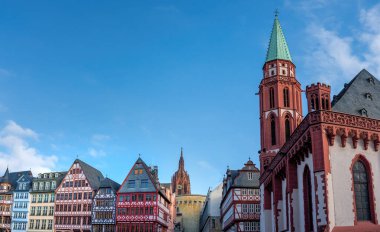 Eski St. Nicholas Kilisesi ve Romerberg Meydanı, Frankfurt, Almanya 'daki renkli yarı keresteli binalar