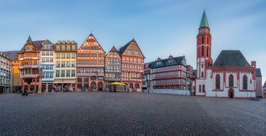 Romerberg Meydanı 'nın panoramik manzarası Eski St. Nicholas Kilisesi ve renkli yarı ahşap binalar - Frankfurt, Almanya