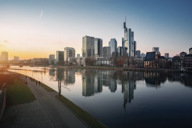 Frankfurt silueti ve gün batımında Main River - Frankfurt, Almanya