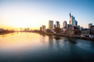 Frankfurt, gün batımında St. Leonhard Kilisesi (Leonhardskirche) ile ufuk çizgisi - Frankfurt, Almanya