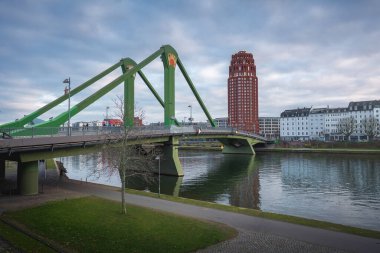 Flosserbrucke Köprüsü, Main Plaza Binası ve River Main - Frankfurt, Almanya