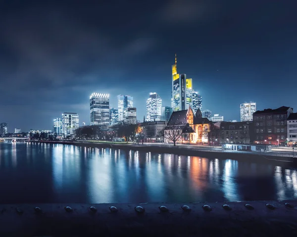 Prachtig Blauw Uitzicht Skyline Van Frankfurt Nachts Vanaf Een Brug — Stockfoto