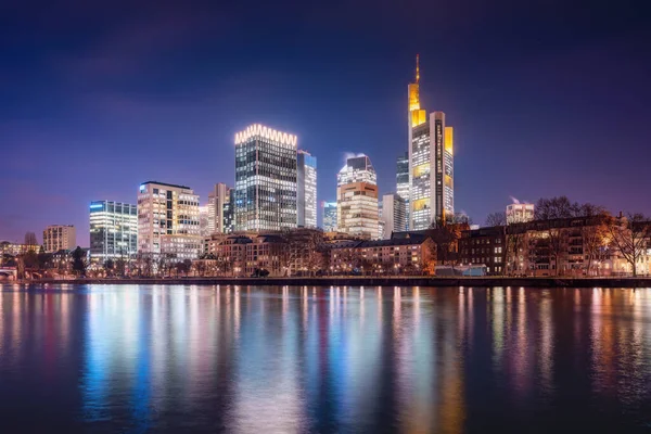 Podświetlane Wieżowce Frankfurt Nad Menem Nocą Frankfurt Niemcy — Zdjęcie stockowe