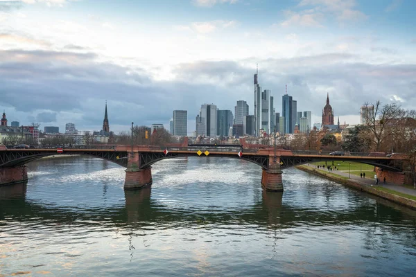 Skyline Frankfurt Con Alte Brucke Puente Viejo Frankfurt Alemania — Foto de Stock