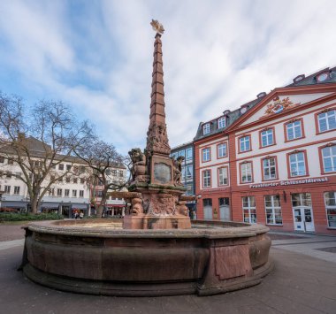 Frankfurt, Almanya - 23 Ocak 2020: Liebfrauenberg Çeşmesi - Frankfurt, Almanya