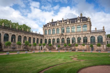 Dresden, Almanya - 18 Şubat 2019: Zwinger Sarayı 'nda Kraliyet Matematiksel ve Fiziksel Aletler Kabinesi (Matematiksel-Fizik Salonu) - Dresden, Saksonya, Almanya