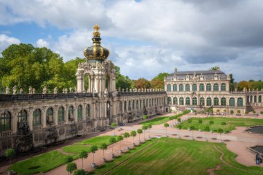 Dresden, Almanya - 18 Eylül 2019: Crown Gate (Kronentor) ve Kraliyet Matematiksel ve Fiziksel Aletler Kabinesi - Dresden, Saksonya, Almanya