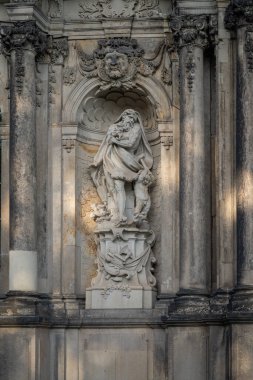 Dresden, Almanya - 20 Haziran 2019: Zwinger Sarayı 'nın Vulkan Heykeli (Kronentor) - Dresden, Saksonya, Almanya