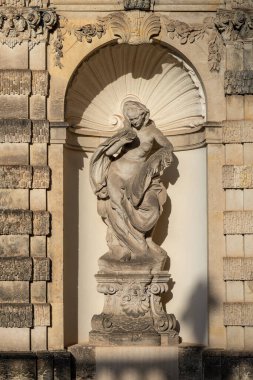 Dresden, Almanya - 20 Haziran 2019: Zwinger Sarayı 'nda Nymphenbad (Nymphenbad) müfrezesi - Dresden, Saksonya, Almanya