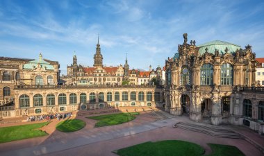 Dresden, Almanya - 20 Haziran 2019: Zwinger Sarayı ve Dresden Kalesi - Dresden, Saksonya, Almanya