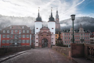 Eski Köprü (Alte Brucke), Bruckentor (Köprü Kapısı) ve Kutsal Ruh Kilisesi (Heiliggeistkirche) Kulesi - Heidelberg, Almanya