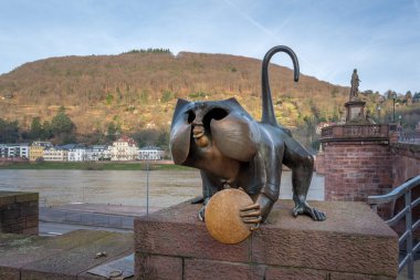 Heidelberg, Almanya - 19 Aralık 2019: Heidelberg Köprüsü Maymunu (Bruckenaffe) Eski Köprü Heykeli (Alte Brucke) - Heidelberg, Almanya