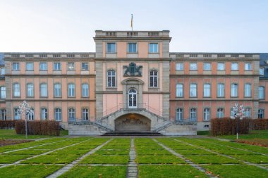 Stuttgart, Almanya - 18 Aralık 2019: Akademiegarten 'den Neues Schloss (New Palace) view - Stuttgart, Almanya