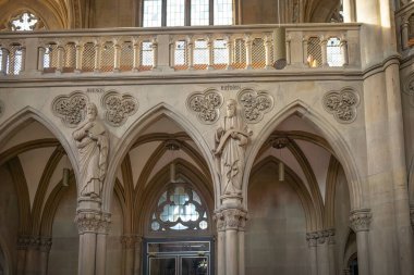 Stuttgart, Almanya - 17 Aralık 2019: Mark ve Matthew Statues St. John Kilisesinde (Johanneskirche) İç İşleri - Stuttgart, Almanya