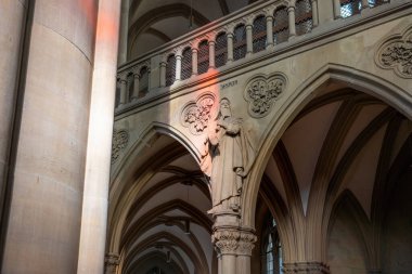 Stuttgart, Almanya - 17 Aralık 2019: St. John Kilisesi 'ndeki Isaiah Heykeli (Johanneskirche) İçişleri - Stuttgart, Almanya