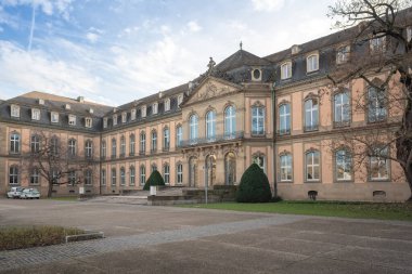 Stuttgart, Almanya - 17 Aralık 2019: Neues Schloss (Yeni Saray) cephesi - Stuttgart, Almanya