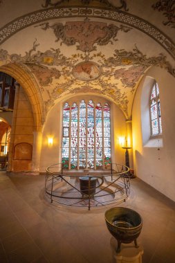 Trier, Almanya - 30 Ocak 2020: Saint Gangolf Kilisesi İçişleri 'nde vaftiz yazı tipi - Trier, Almanya