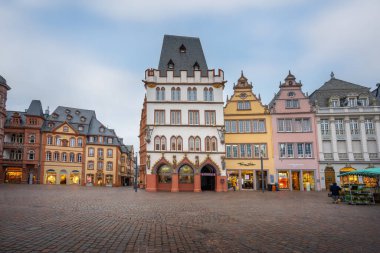 Trier, Almanya - 30 Ocak 2020: Hauptmarkt Meydanı 'ndaki Steipe Binası - Trier, Almanya
