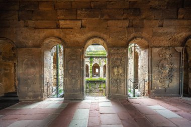 Trier, Almanya - 31 Ocak 2020: Porta Nigra İçişleri - Trier, Almanya