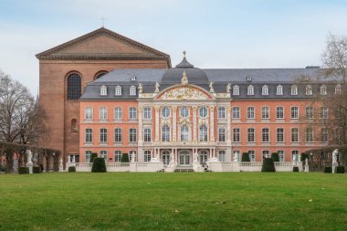 Trier, Almanya - 31 Ocak 2020: Seçim Sarayı ve Aula Palatina (Konstantin Bazilikası) - Trier, Almanya