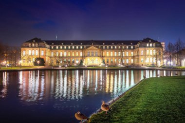 Neues Schloss (New Palace) ve Eckensee Gölü - Stuttgart, Almanya