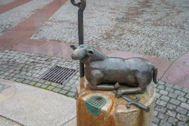 Trier, Almanya - 01 Şubat 2020: Willy-Brandt-Platz Meydanı 'nda Su Saati Çeşmesinin (Wasseruhrbrunnen) kuzu heykeli detayı - Trier, Almanya