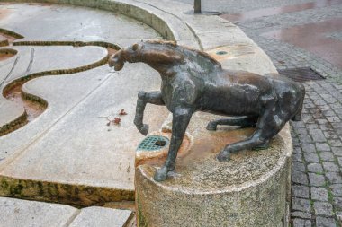 Trier, Almanya - 01 Şubat 2020: Willy-Brandt-Platz Meydanı 'nda Su Saati Çeşmesinin (Wasseruhrbrunnen) At Heykeli ayrıntıları