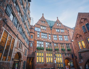 Bremen, Almanya - 7 Ocak 2020: Glockenspiel House (Haus des Glockenspiels) Bottcherstrasse Caddesi - Bremen, Almanya