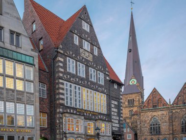 Bremen, Almanya - 7 Ocak 2020: Deutsches Haus (eski Rathscafe) ve Our Lady Kilisesi - Bremen, Almanya