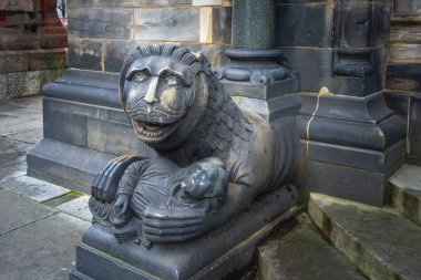 Bremen Katedrali önünde bir erkek heykeli olan aslan Bremen, Almanya