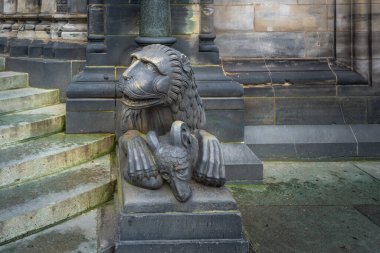 Bremen Katedrali önünde keçi heykeli olan aslan Bremen, Almanya