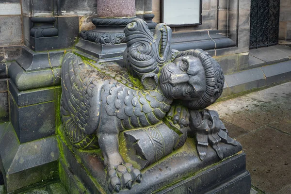 León Con Una Escultura Dragón Frente Catedral Bremen Bremen Alemania — Foto de Stock