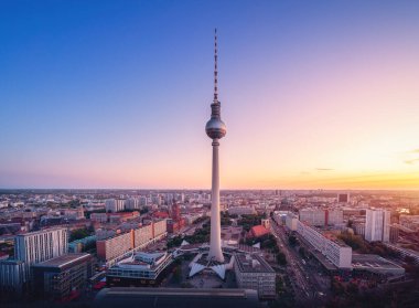 Berlin Televizyon Kulesi (Fernsehturm) ile gün batımında Berlin 'in hava görüntüsü - Berlin, Almanya