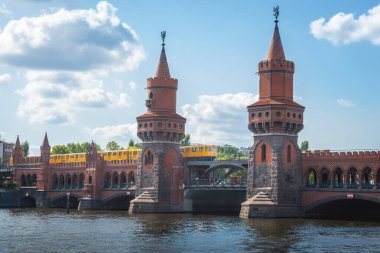 Oberbaum Köprüsü 'ndeki sarı tren (Oberbaşemucke) - Berlin, Almanya