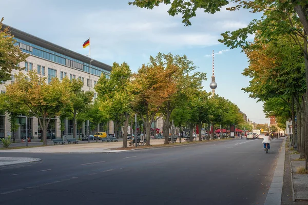 Unter Den Linden Boulevard Fernsehturm Tower Берлин Германия — стоковое фото