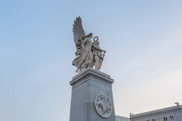 ナイキ シュロスブルック橋でヒーロー彫刻を冠 ベルリン ドイツ — ストック写真