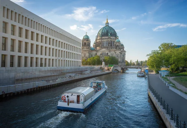 Barco Rio Spree Catedral Berlim Berlim Alemanha — Fotografia de Stock