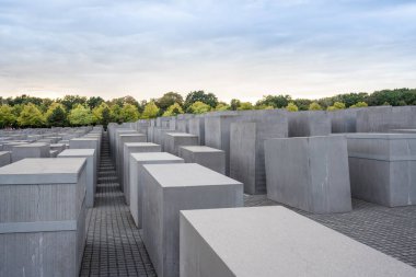 Berlin, Almanya - 11 Eylül 2019: Öldürülen Avrupa Yahudileri Anıtı - Berlin, Almanya